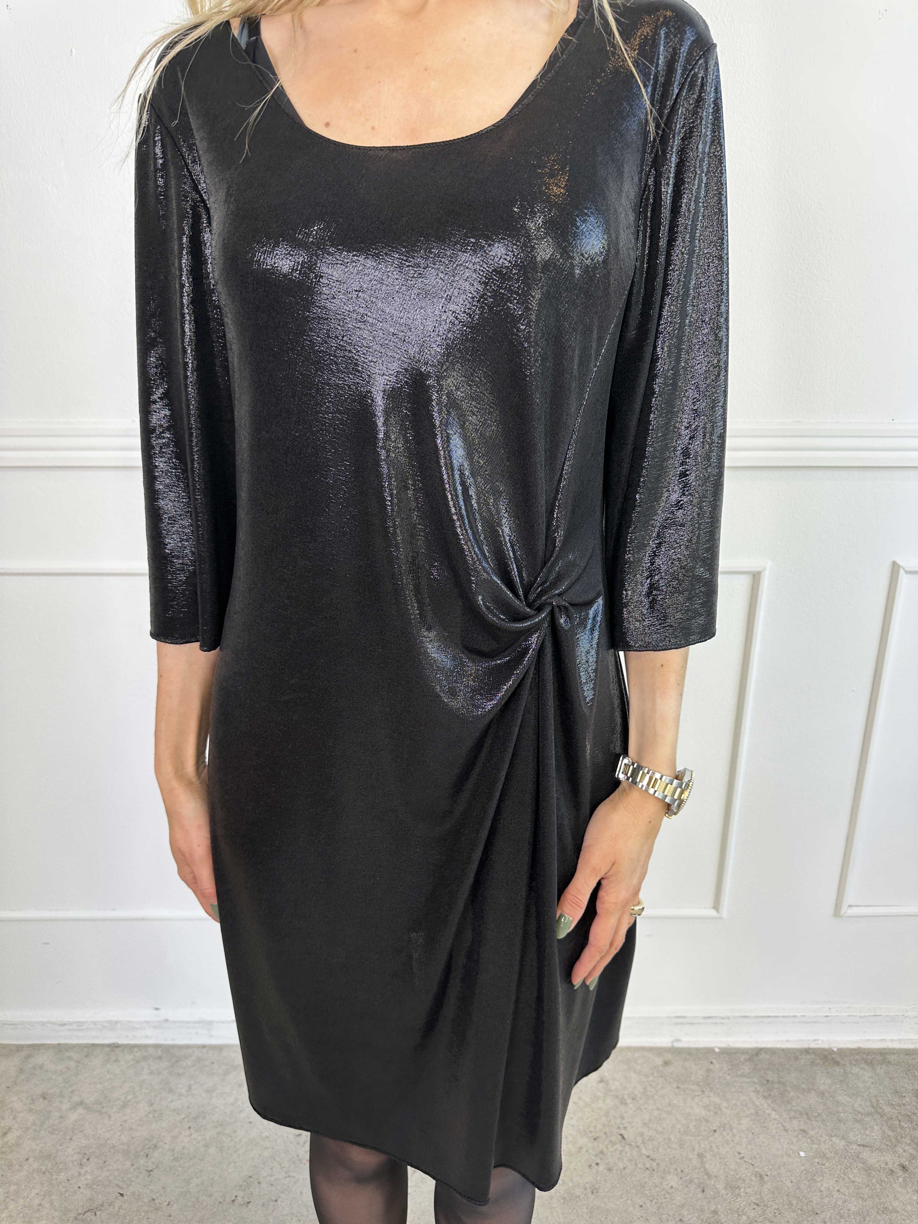 Roxy - Klänning i glansigt material med elegant knutdetalj